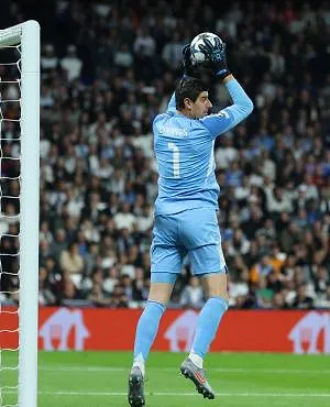 De ongelooflijke uitworp van Thibaut Courtois bij de openingstreffer… en de flater van Donnarumma! (video)