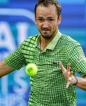 Daniil Medvedev vloert Carlos Alcaraz en treft Jannik Sinner in droomfinale Indian Wells