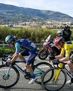 Parijs-Nice: Lenny Martinez klopt Jonas Vingegaard in de sprint in de slotrit, Deen wint eindklassement