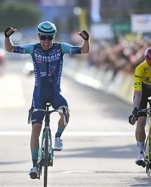 Parijs-Nice: Lenny Martinez klopt Jonas Vingegaard in de sprint in de slotrit, Deen wint eindklassement