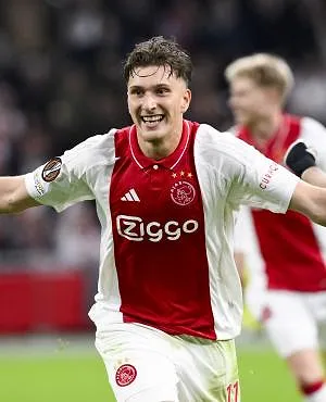 Mika Godts naar een Engelse topclub? Belgische aanvaller in het vizier van Manchester United