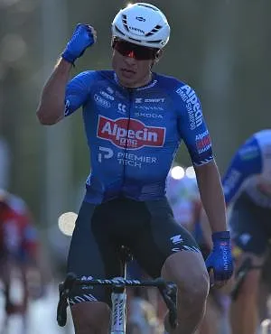 Jasper Philipsen sprint naar eerste seizoenszege in Nokere, Jordi Meeus tweede