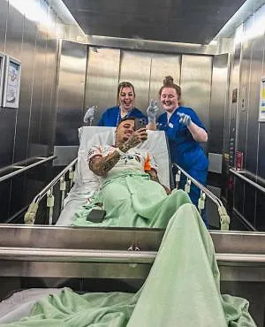 “Het is wat het is, zulke dingen gebeuren”: Noa Lang kan weer lachen na zijn zware blessure tegen Liverpool