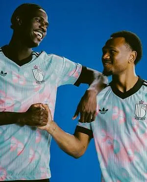 Nieuw uitshirt van Rode Duivels is eerbetoon aan René Magritte