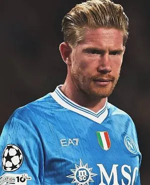 Napoli wint bij Cagliari (0-1), zet zijn opmars voort en pakt voorlopig de tweede plaats! De Bruyne speelt de hele wedstrijd