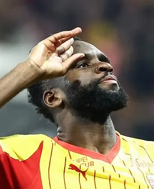 Lens verplettert Angers (5-1) en zet PSG onder druk