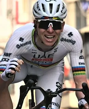 Pogacar wint sprint tegen Pidcock en pakt zijn eerste Milaan-Sanremo, Van Aert derde!
