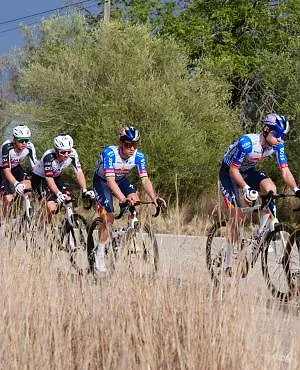 Ronde van Catalonië : organisatie schrapt slotklim van vierde rit wegens rukwinden
