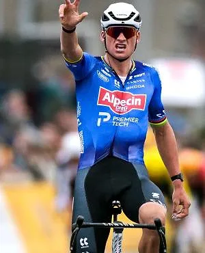 Mathieu van der Poel houdt nipt stand in E3 Saxo Classic na solo van 42 kilometer!