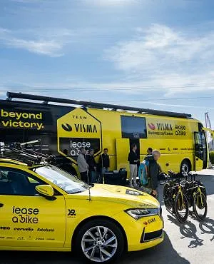 Surreële taferelen: ploegleiderswagen van Visma geviseerd door twee amokmakers - Coppi e Bartali : « La sécurité de nos collègues était menacée », l’équipe Visma prise pour cible