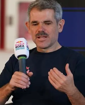 Ralph Denk looft Remco: “Hij heeft al zijn criticasters bewezen dat hij een echte teamplayer is”