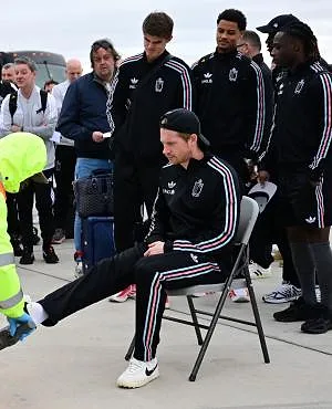 Opmerkelijke scène: Rode Duivels ondergaan strenge controle op het tarmac voor vertrek naar Chicago