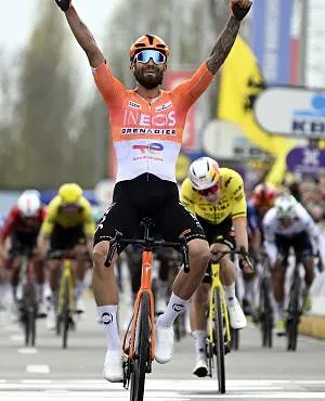 Ganna keert terug en klopt van Aert op 100 meter van de streep in Dwars door Vlaanderen