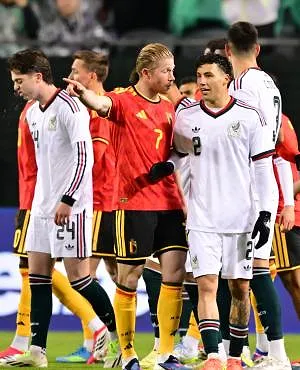 Gemiste beelden: spanning tussen De Bruyne en Mexicaanse speler