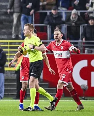 Vreemd duel tussen Sadick en Janssen: had Antwerp in de slotminuut een penalty moeten krijgen tegen Genk?