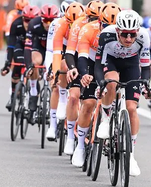 Peloton in tweeën gesplitst door spoorwegovergang in de Ronde van Vlaanderen! (video)