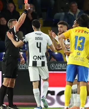 De scheidsrechter van Westerlo-Charleroi kwam naar de Carolo-kleedkamer om zich te excuseren!