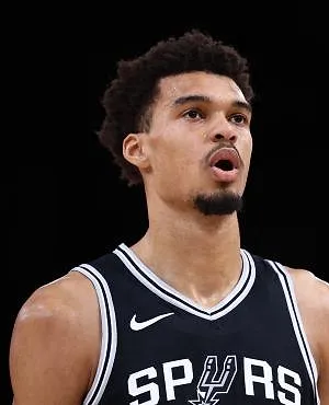 Zorgen rond Victor Wembanyama, getroffen aan de ribben