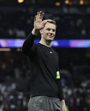 Manuel Neuer, de beste keeper aller tijden? «Dat is een beetje lastig tegenover Courtois», glimlacht Kompany