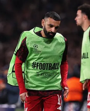 Arne Slot legt uit waarom hij Mohamed Salah niet liet invallen tegen Paris Saint-Germain: “Het was beter om zijn energie te sparen”