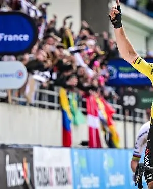 Parijs-Roubaix: « Deze zege is voor Michael » – met vinger naar de hemel draagt Van Aert zijn overwinning op aan overleden ploegmaat