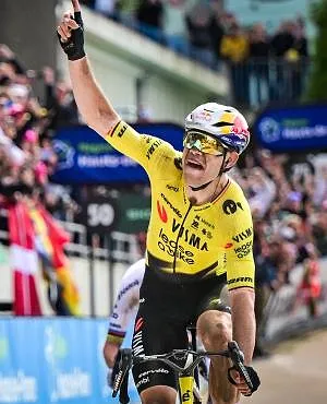 Parijs-Roubaix: « Deze zege is voor Michael » – met vinger naar de hemel draagt Van Aert zijn overwinning op aan overleden ploegmaat