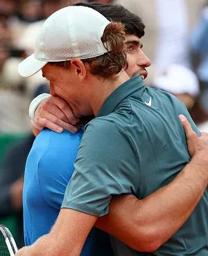 Carlos Alcaraz doet een boekje open over zijn relatie met Jannik Sinner: “We gaan niet samen dineren, maar…”