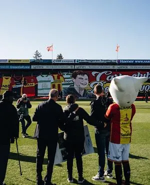 Tifo en speciale shirts: het ongelooflijke eerbetoon van Go Ahead Eagles aan de wasvrouw die na 27 jaar met pensioen gaat