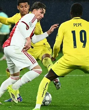 Bekijk het wereldgoal van Mika Godts tegen NAC Breda! (video)