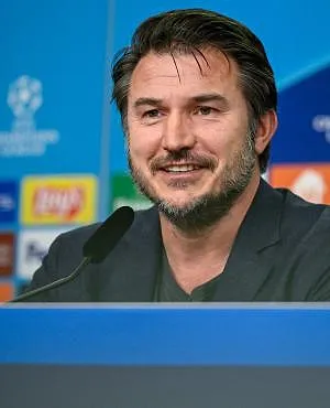 Zorgen om Carl Hoefkens: trainer van Breda opgenomen in het ziekenhuis na nederlaag tegen Ajax