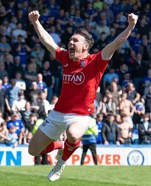 2 doelpunten in blessuretijd, 2 veldbestormingen: strijd om promotie ontaardt in chaos in Engeland!