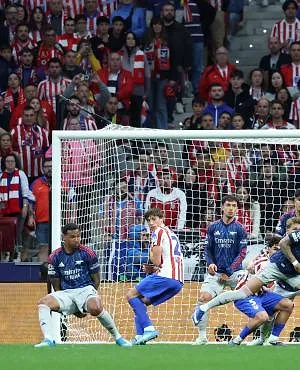 Ben White loopt over logo van Atlético: kamp-Simeone reageert furieus (video)