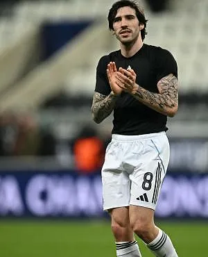Newcastle-middenvelder Sandro Tonali treft schikking in gokschandaal