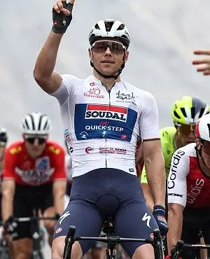 Giro: Fransman Paul Magnier wint eerste etappe en pakt roze trui