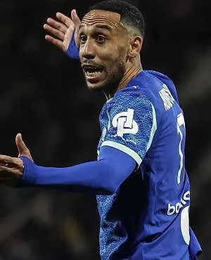 Polemiek bij OM: Aubameyang uit selectie gezet na gebruik brandblusser op staflid tijdens afzondering