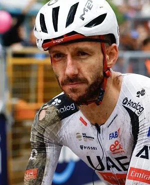 Giro : Yates verlaat koers met symptomen van hersenschudding, breuken bij Vine en Soler