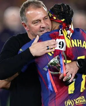 Hansi Flick gaat contract bij FC Barcelona tot 2028 verlengen