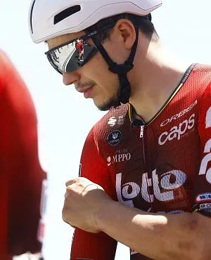 Arnaud De Lie geeft er de brui aan in de Giro tijdens de vierde etappe!