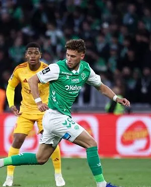 Saint-Etienne en Stassin winnen na strafschoppen en blijven op promotiekoers