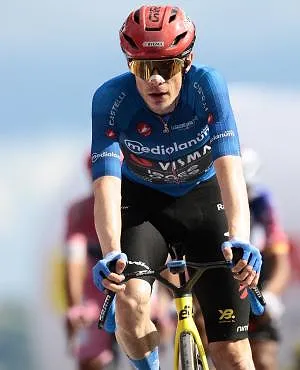 Jonas Vingegaard heeft de 9e etappe gewonnen op de top van de Corno alle Scale, volledig solo!