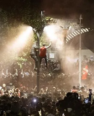 Explosie van vreugde bij de spelers, feest in de straten : Arsenal viert eerste Premier League-titel in 22 jaar
