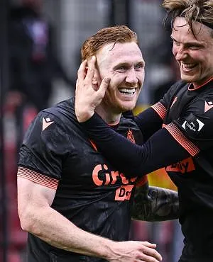 “Niet denken aan de barragewedstrijd” : David Bates voorzichtig voor Standard – Charleroi ! (video)