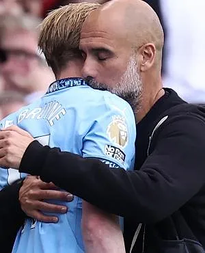 « Zijn telefoontje betekent enorm veel voor mij » : Pep Guardiola ontroerd door eerbetoon van Kevin De Bruyne