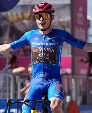 Giro d’Italia 2026 : Jonas Vingegaard slaat een grote kloof in de finale van de 14e etappe en verovert de roze trui