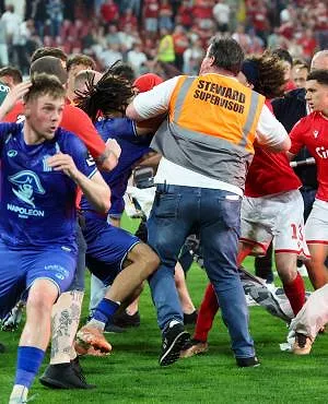 “Het was niets persoonlijks, we hebben samen met onze supporters gevierd en dat is wat uit de hand gelopen, dat is alles” : Camara reageert op de incidenten tijdens de Waalse derby