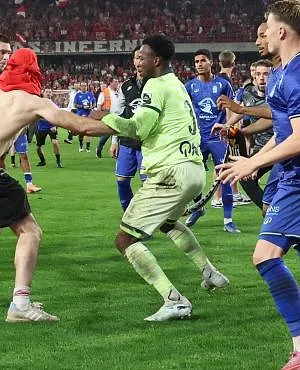 “Jupiler Pro League : Het parket van de Belgische voetbalbond opent onderzoek na de incidenten bij Standard-Charleroi”