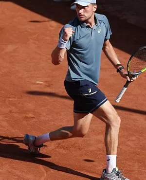 Raphaël Collignon stoot zonder moeite in drie sets door naar tweede ronde van Roland Garros