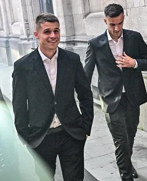 Aleksandar Stankovic rijft de trofee voor Talent van het Seizoen binnen !