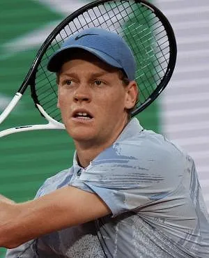 Jannik Sinner wandelt moeiteloos door de eerste ronde van Roland Garros