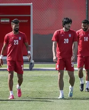 Twee weken voor het WK heeft Iran nog steeds zijn visa niet ontvangen en wacht het op hulp van de FIFA.